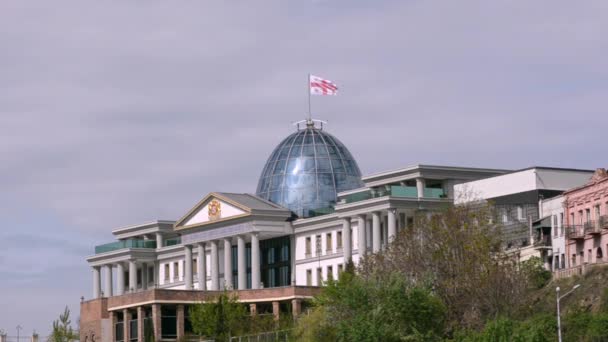 Georgische President van de residentie. Boven de glazen koepel fladdert vlag — Stockvideo