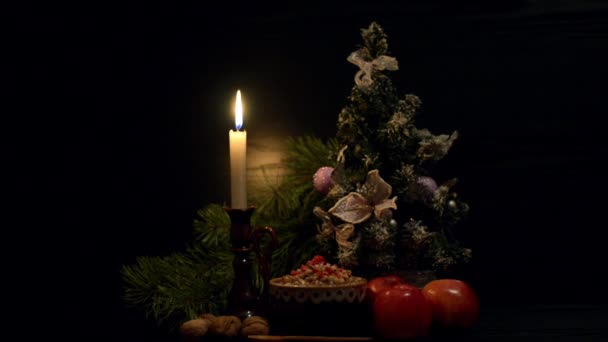 Christmas kutia traditionelle slawische Süßspeise brennende Kerze Äpfel und Weihnachtsbaum auf schwarzem Hintergrund — Stockvideo