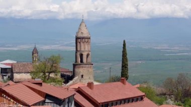 Görünüm Sighnaghi, aşkın şehri, evler, Alazani vadisinde ve bulutlar Caucasus aralığında çatılar