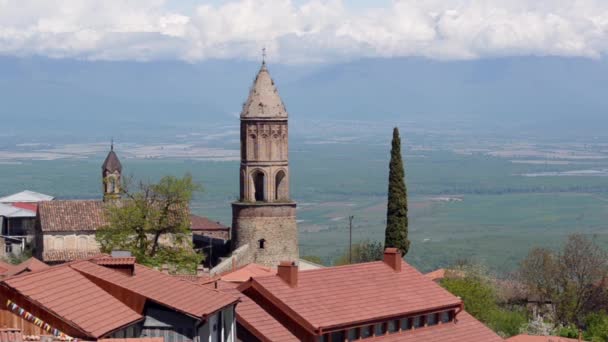 Vista de Sighnaghi, la ciudad del amor, los techos de las casas, el valle de Alazani y la cordillera del Cáucaso en las nubes — Vídeos de Stock
