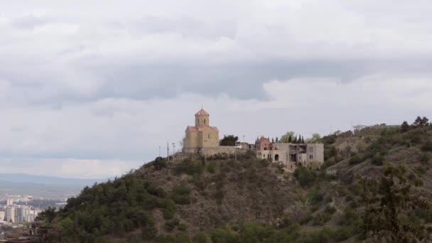 Tabori klášter v Tbilisi, Kostel Proměnění Páně, výhledem na město — Stock video