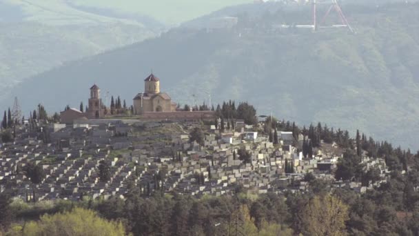 Tabori klasztor w Tbilisi, Cerkiew Przemienienia Pańskiego, widok z tyłu. W dolnej części cmentarza — Wideo stockowe