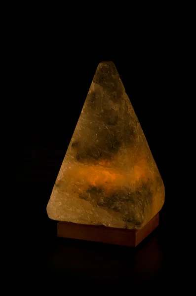 피라미드의 형태로 어둠 속에서 빛나는 소금 램프 — 스톡 사진