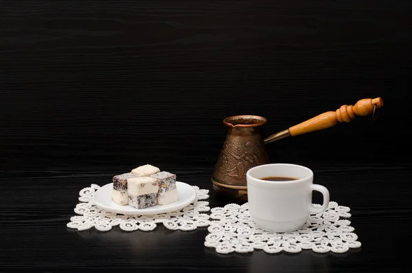 Tazza con caffè Cezve e delizia turca su sfondo nero — Foto Stock