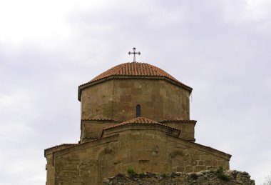 Gökyüzüne karşı eski manastır Jvari kubbe görünümü