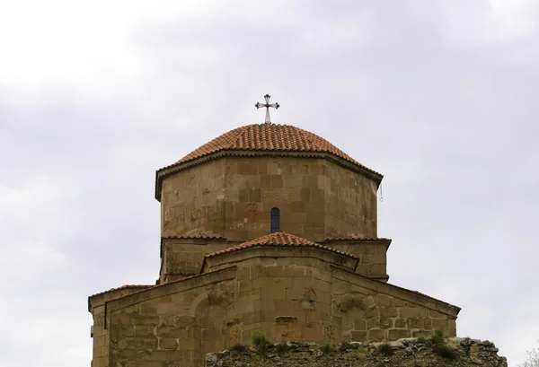 Vista da cúpula do antigo mosteiro Jvari contra o céu — Fotografia de Stock