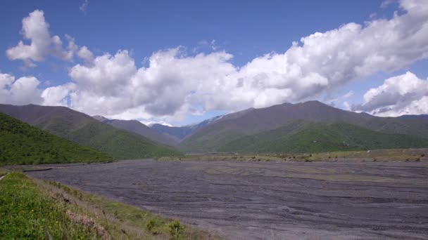 Долина горной реки в Грузии весной, качающаяся трава — стоковое видео