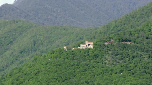 Vista da lontano sul Convento di Nekresi tra le verdi colline — Video Stock