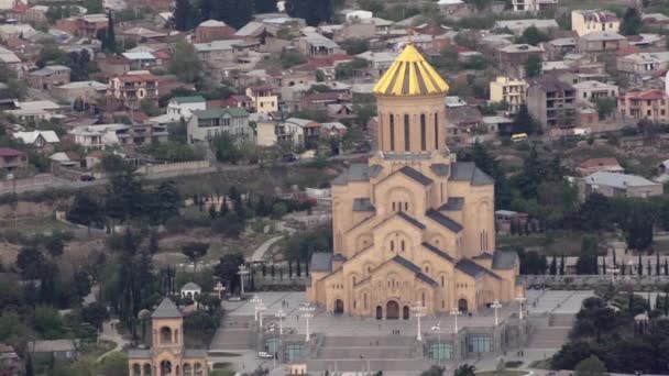 Świątynia Sameba Tbilisi i z wysokości, dachy — Wideo stockowe