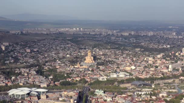 La vista desde la altura de Tiflis en el Parque Mtatsminda, Trinidad Sameba Catedral en el centro de marco — Vídeos de Stock