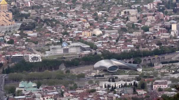 Tbilisi z výšky, pohled na dvě skleněné trubky, sídlo prezidenta v Avlabari, chrám Sameba — Stock video