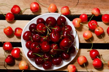 Ahşap plakalar üzerinde kırmızı kiraz ile Plaka, sarı ve kırmızı kiraz, üst görünümü