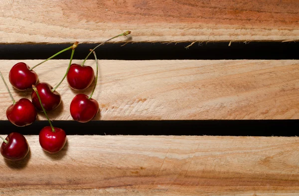 Frukten av søtkirsebær på treplater, plass til tekst og overblikk – stockfoto