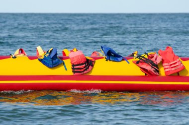 Boş su muz ceketler denizde su cazibe ile