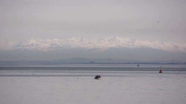 El barco se desplaza sobre un fondo de montañas nevadas. Mar Negro, Batumi, Georgia — Vídeos de Stock