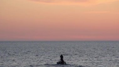 Balıkçı tekne net günbatımı gökyüzü arka plan denizde içine atmak