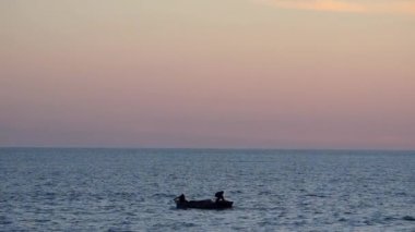 İki balıkçı tekne net günbatımı gökyüzü arka plan denizde içine atmak