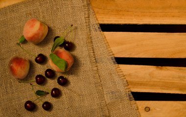 Olgun şeftali ve kiraz çul ve ahşap Kaplamalar, yerleştirmek için metni, üstten görünüm