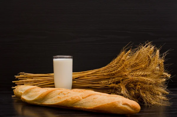 натюрморт с яйцами и молоком. depositphotos 118430696 stock photo a glass of milk a. натюрморт с яйцами и молоком фото. натюрморт с яйцами и молоком-depositphotos 118430696 stock photo a glass of milk a. картинка натюрморт с яйцами и молоком. картинка depositphotos 118430696 stock photo a glass of milk a. Стакан молока, буханка и сноп на черном фоне, с местом для текста