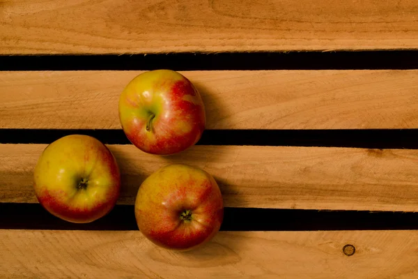 Три спелых яблока на деревянных тарелках, вид сверху, место для текста — стоковое фото