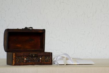 Beyaz bir arka plan şeritler ile açık boş ahşap kutu, beyaz kartpostal