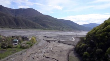 Bahar üzerinde köprü görünümünü derin nehir değil. Alan Ananuri kale, Georgia, Caucasus.