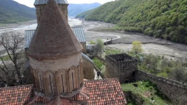 Kale Ananuri Kulesi görünümünden değil deep river ve Yeşil dağlar. Gürcistan