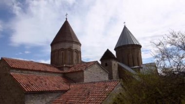 Bir arka planda beyaz bulutlar ve mavi gökyüzü görünümü Ananuri kilise kale kubbe. Georgia, Caucasus.