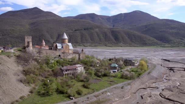 Zobrazit Ananuri pevnosti na pozadí jarní zelenající hor, ne bohaté řeky a modrá obloha s mraky. Gruzie, Kavkaz. — Stock video