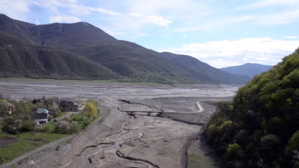 Vue sur le pont au-dessus du printemps n'est pas rivière profonde. Région Forteresse d'Ananuri, Géorgie, Caucase . — Video