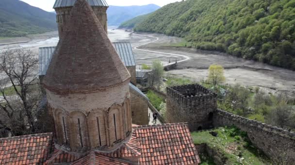 Der blick vom turm der festung ananuri auf nicht tiefen fluss und grüne berge. Georgien — Stockvideo