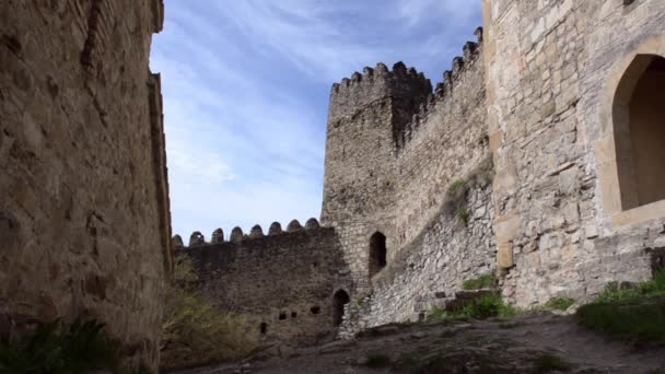 Vista de las paredes de la fortaleza con una torre sobre un fondo de hermosas nubes. Ananuri, Georgia, Cáucaso . — Vídeo de stock
