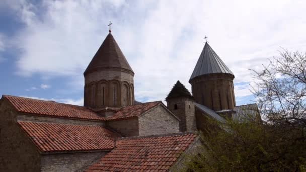 Vista da cúpula da igreja da fortaleza de Ananuri sobre um fundo de céu azul e nuvens brancas. Geórgia, Cáucaso . — Vídeo de Stock