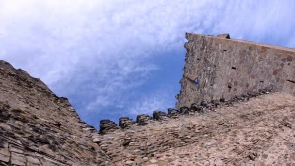 Bottom view of the towers of the fortress against the backdrop of beautiful floating clouds. Ananuri, Georgia, Caucasus. — Stock Video