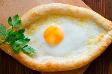 Taze Acaralı khachapuri yumurta ve peynir ahşap oyun tahtası, Gürcü mutfağı