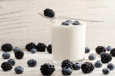 Yaban mersini ile yoğurt, bir kaşık böğürtlen