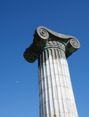 Açık mavi gökyüzü arka plan üzerinde sütun