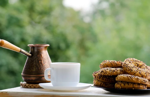 White mug with coffee, Cezve and a plate of cookies on the table — Stock Photo, Image