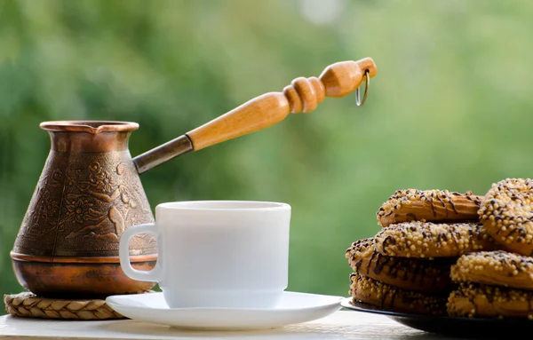 Copper Cezve, coffee mug and delicious cookies on the table green background — Stock Photo, Image