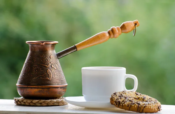 Morgenkaffee mit Keksen im Freien, Kupfertürke, grüner Hintergrund — Stockfoto