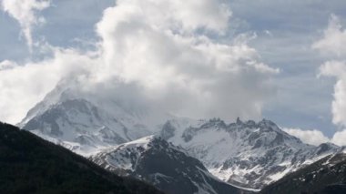 Kayan bulutlar dağ Kazbek karlı zirvesine kapak