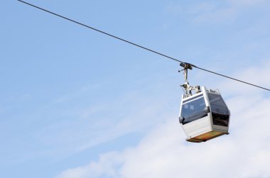 Mavi gökyüzüne karşı yeni kabin teleferik