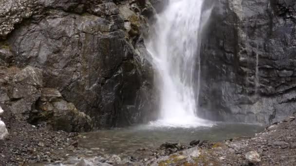 Foten av ett vattenfall i bakgrunden berget. Gveletskie vattenfall. Georgien, Caucasus. — Stockvideo