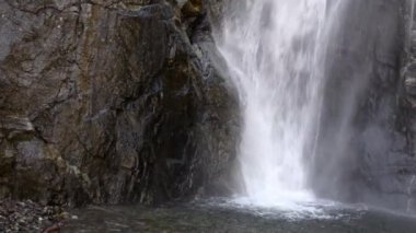 Ayak tarafından kayalıklarla çevrili dar dağ şelale. Gveletskie şelaleler. Georgia, Caucasus.