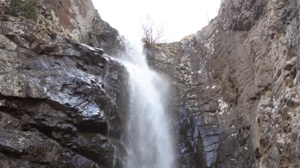 Cascade entourée de rochers. Vue du bas. Cascades Gveletskie. Géorgie, Caucase . — Video