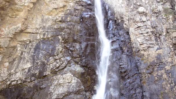 Smala berg vattenfall omgiven av klippor. Gveletskie vattenfall. Georgien, Caucasus. — Stockvideo
