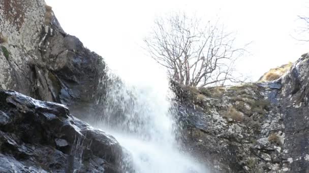 Streams of water flow down from the cliff. Gveletskie waterfalls. Georgia, Caucasus. — Stock Video