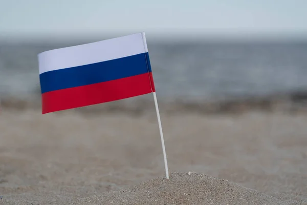 俄罗斯国旗在海滩上 在海上度过暑假 三色旗 白色蓝色红色 — 图库照片