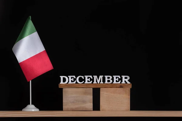 Calendario Legno Dicembre Con Bandiera Italiana Sfondo Nero Date Italia — Foto Stock
