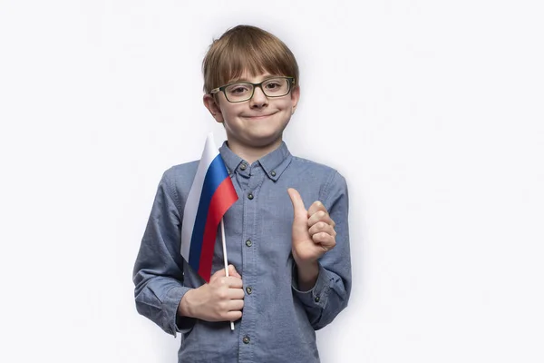 Boy Excellence Segura Bandeira Russa Mostra Gesto Bem Feito Retrato — Fotografia de Stock